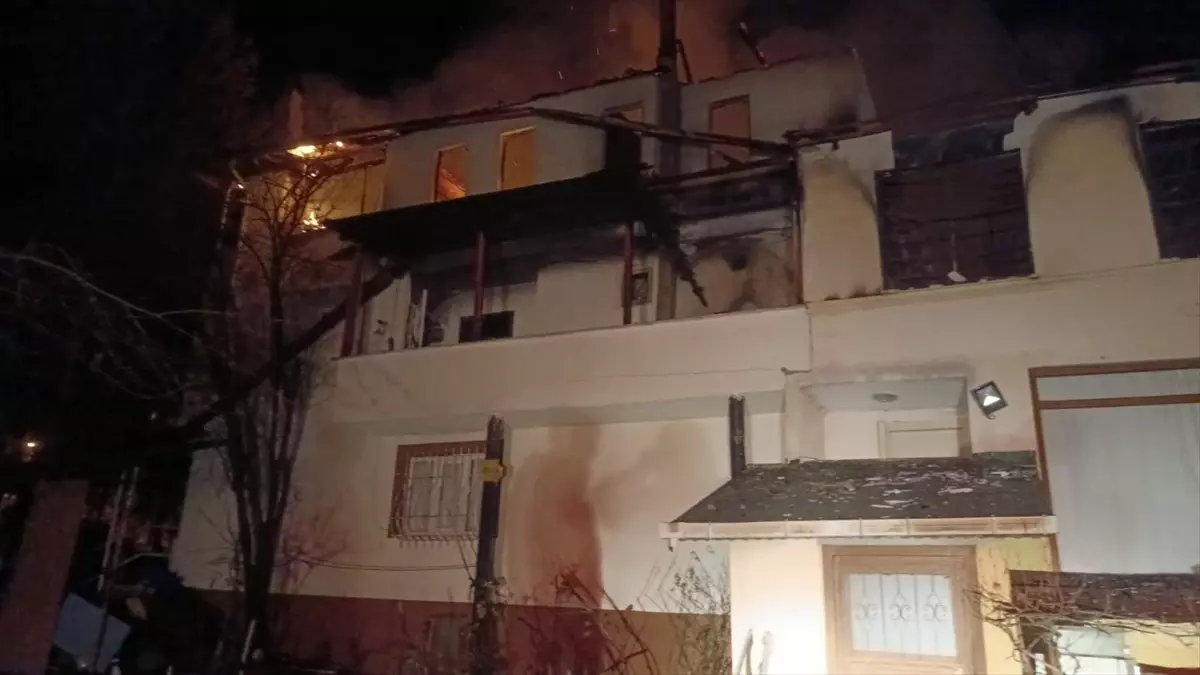 Safranbolu’da 3 Katlı Ev Yangın Yaktı: İki Kat Kullanılamaz Hale Geldi
