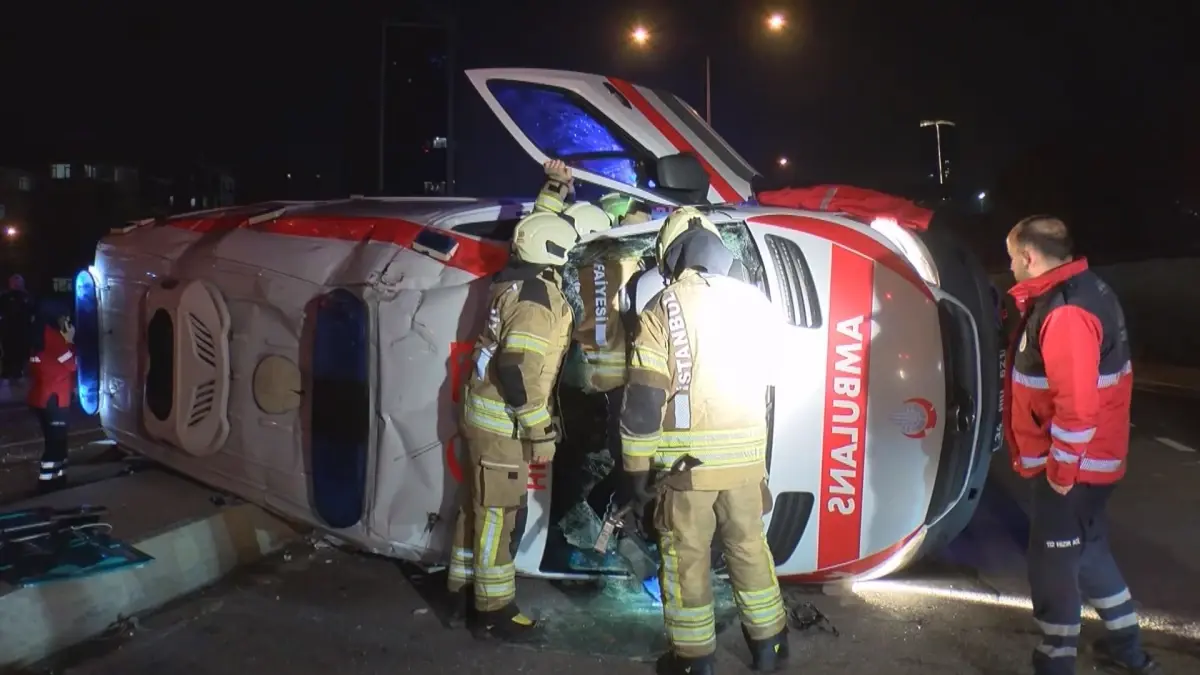 Kartal’da Ambulans ve Polis Motosikleti Çarpıştı: Üç Kişi Yaralandı