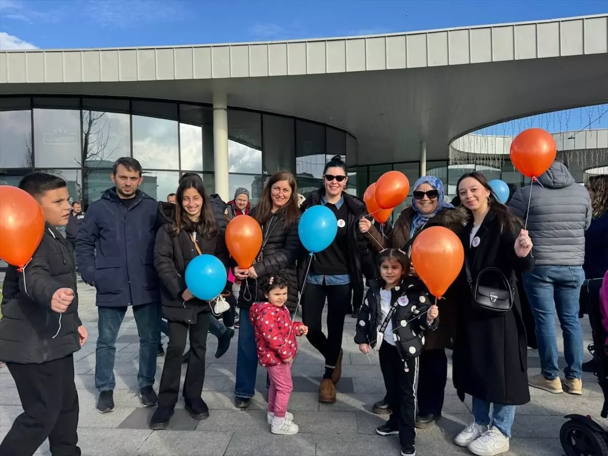 Kocaeli'de DMD Hastası Uras Ege'ye Umut Dolu Balonlar Gökyüzüne Çıktı