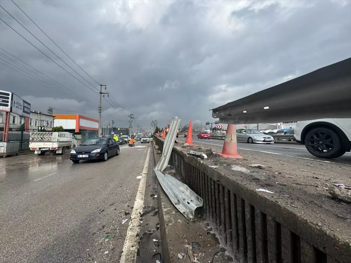 İzmit'te Otomobil Bariyer Çarpması Sonucu 2 Yaralı