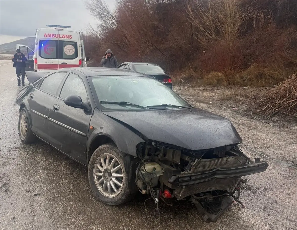 Doğanşehir’de Kaza: Devrilen Otomobilde 5 Yaralı