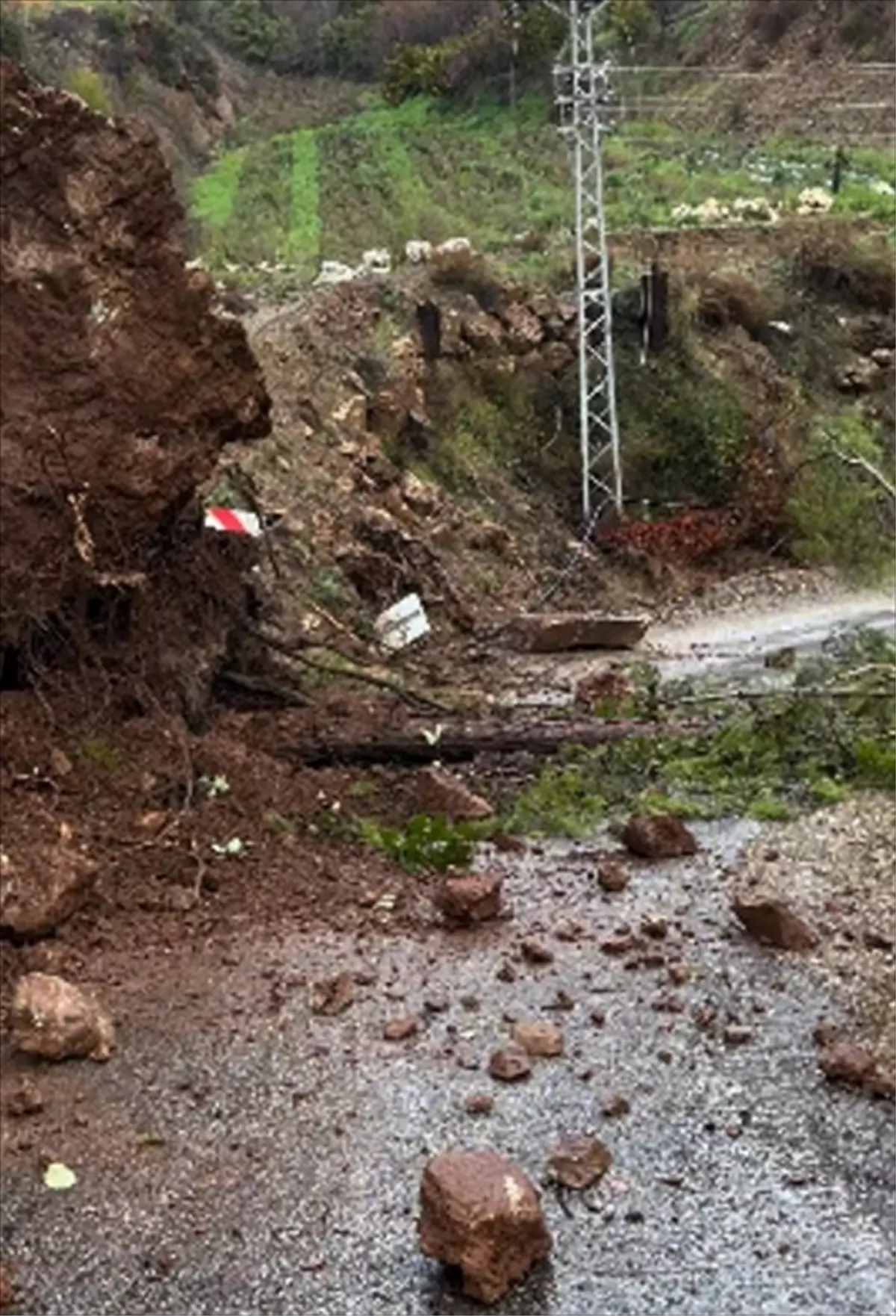 Anamur’da Şiddetli Heyelan Yolun Kapalı Kalmasına Neden Oldu