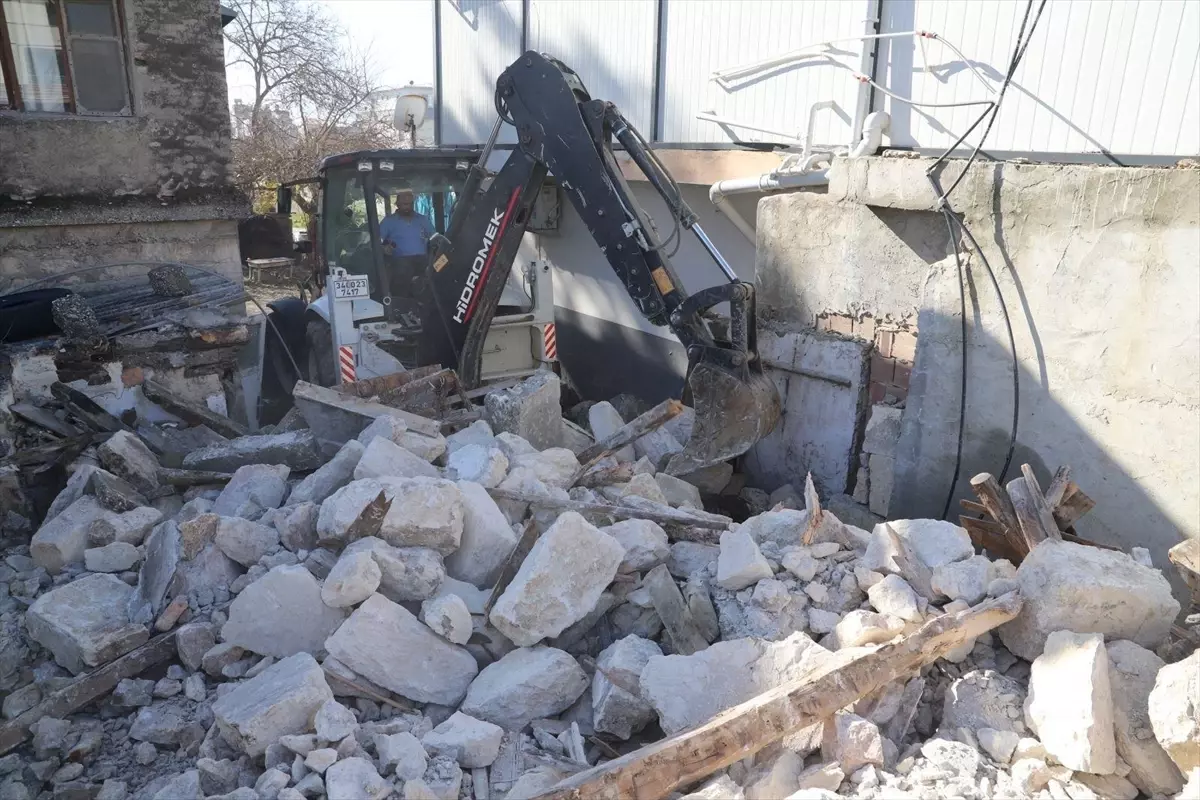 Mersin Akdeniz’de Terkedilen 2 Katlı Ev Kontrollü Yıkım İle Çıktı