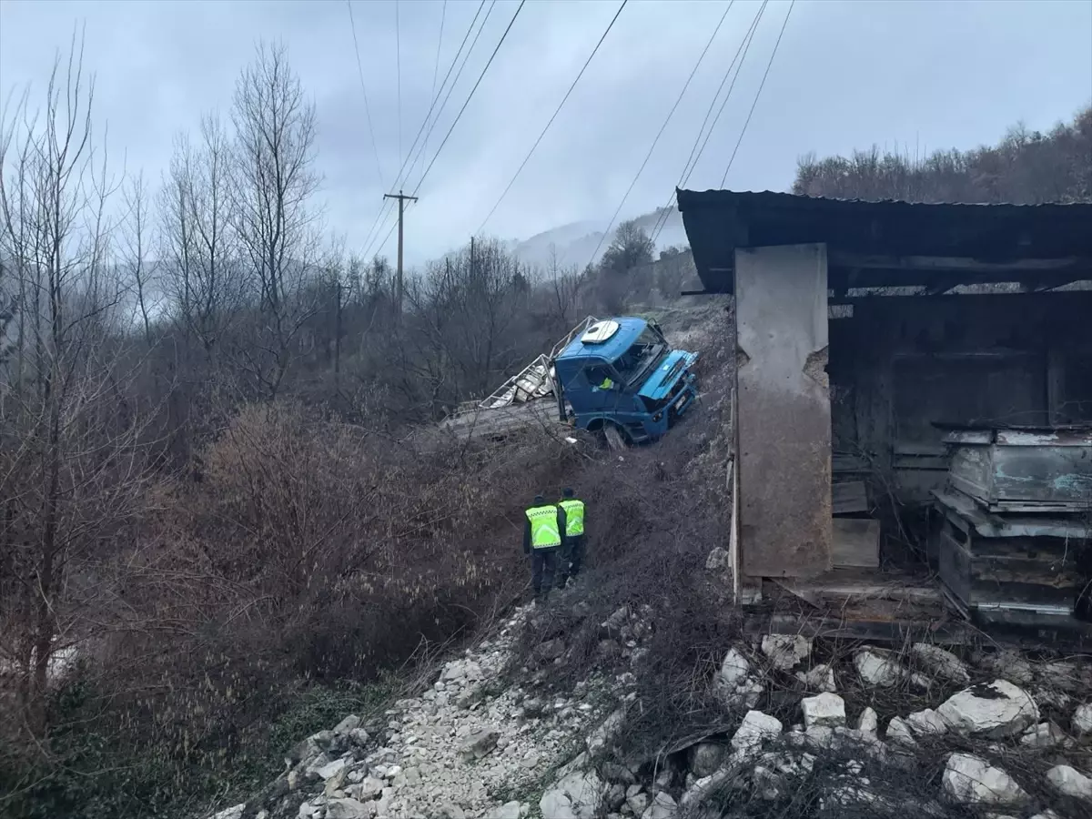Mudurnu’da Tır Devrildi: Sürücü Hastaneye Kaldırıldı