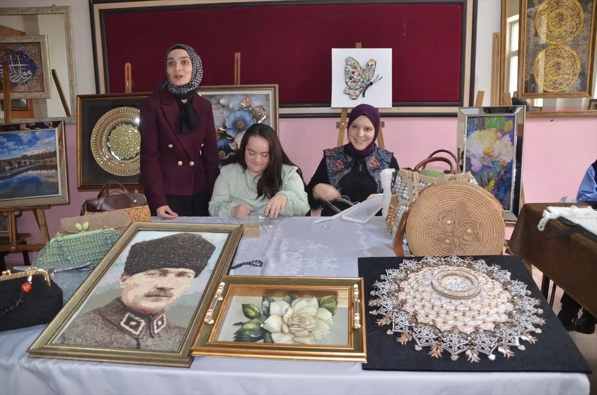 Down Sendromlu Rabia Nur, El Becerilerini Geliştirerek Sosyal Hayata Katılıyor