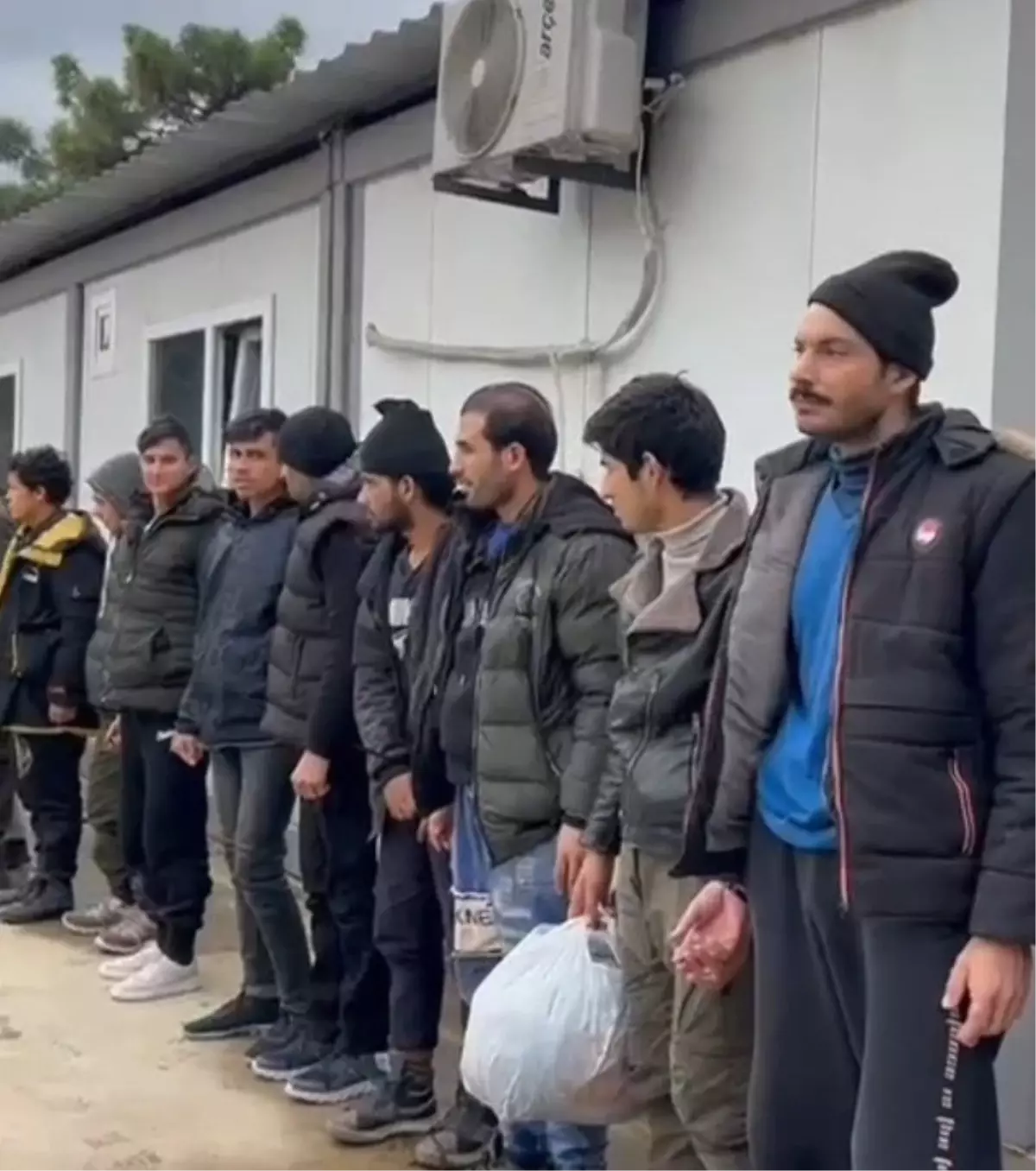 Sakarya Hendek'te Kaçak Göçmen Operasyonu: 20 Kişi Yakalandı, Sürücü ve Organizasyon Şebekesi Tutuklandı