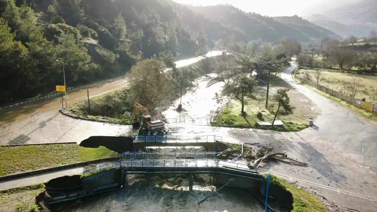 Salihli'de Şiddetli Yağışlar Köprüleri Yıktı, Tarım Alanları Sular Altında
