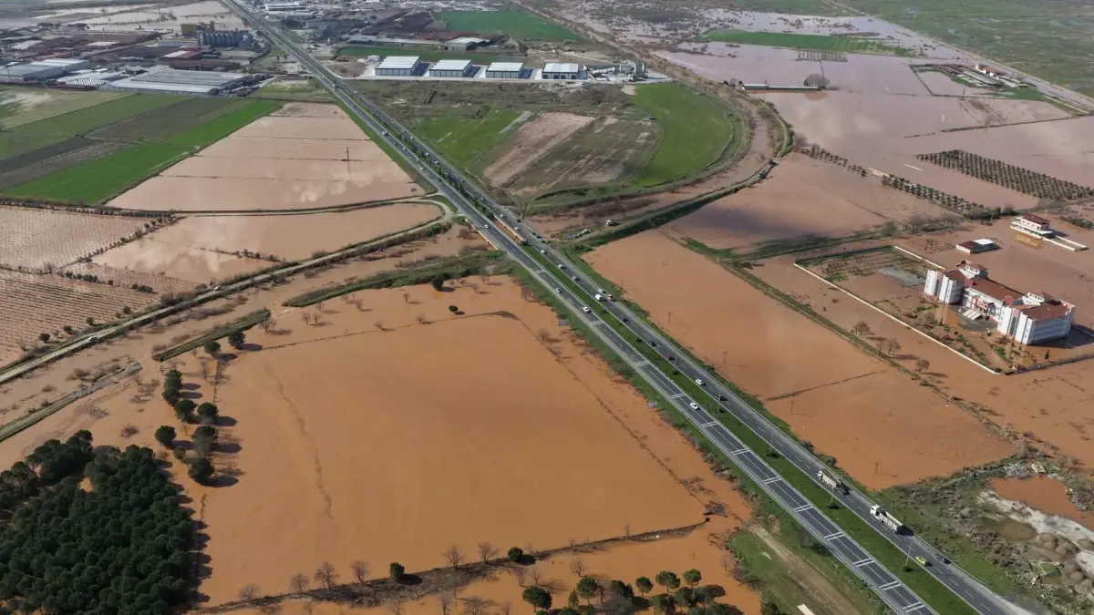 Salihli'de Sel Felaketi: Traktörlerle Kahraman Kurtarma Operasyonu