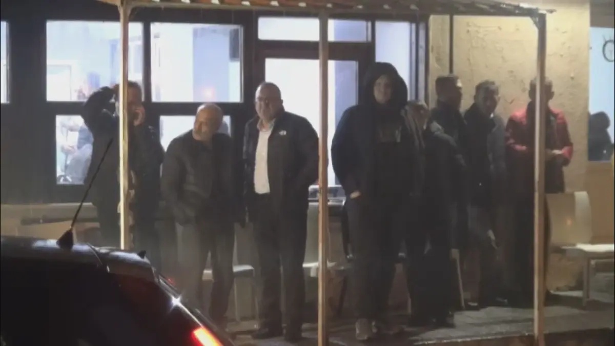 Silivri'de Şiddetli Sağanak Yağış Vatandaşları Kahvehaneye Sığınmaya Zorladı