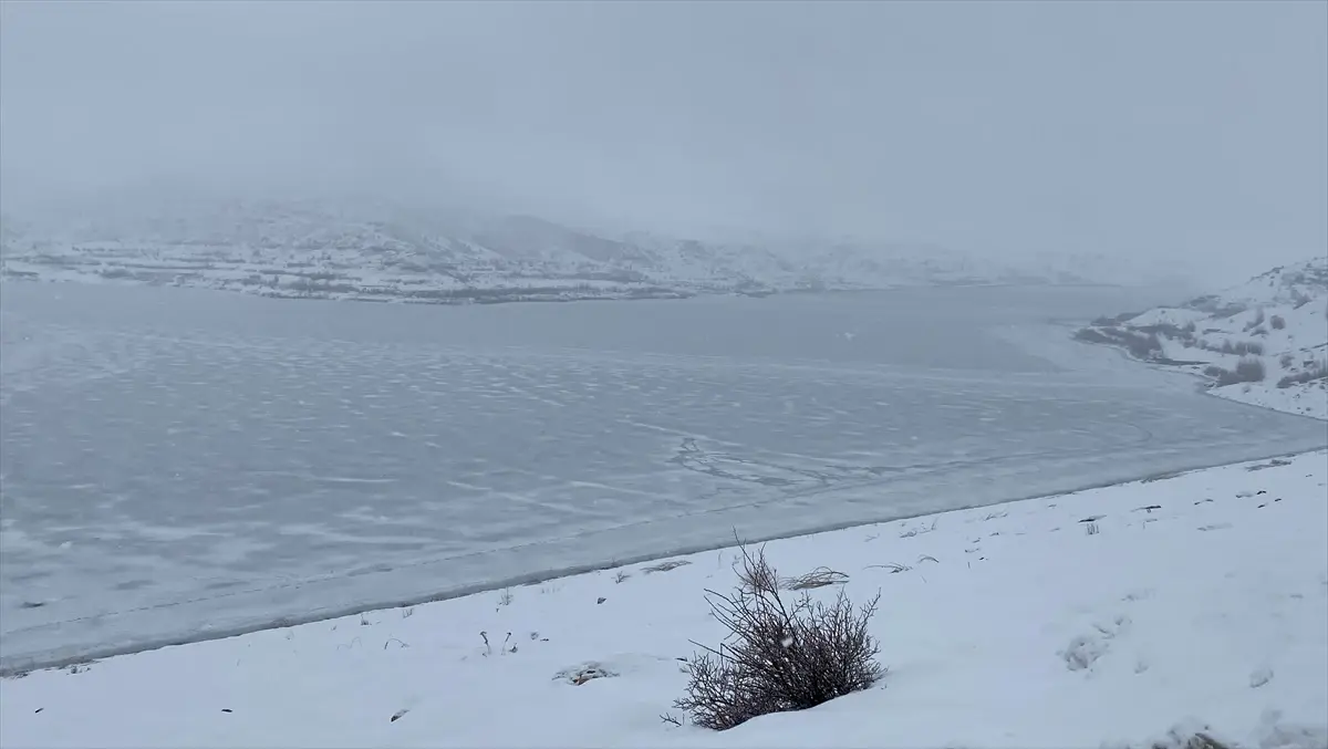 Sivas’ta 4 Eylül Barajı Dondu: 5 cm Buz Tabakası Görüldü