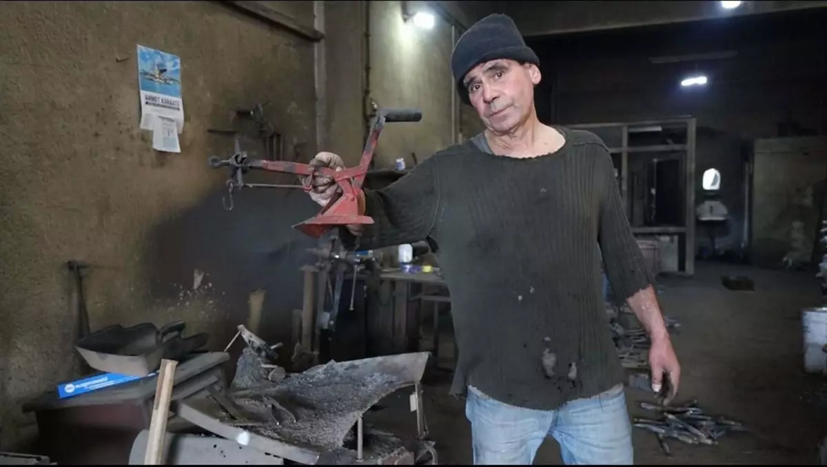 Yarı Asırlık Demirci Mustafa Erözdemir'den Gelen Uyarı: Geleneksel Zanaat Teknolojiyle Yarışıyor