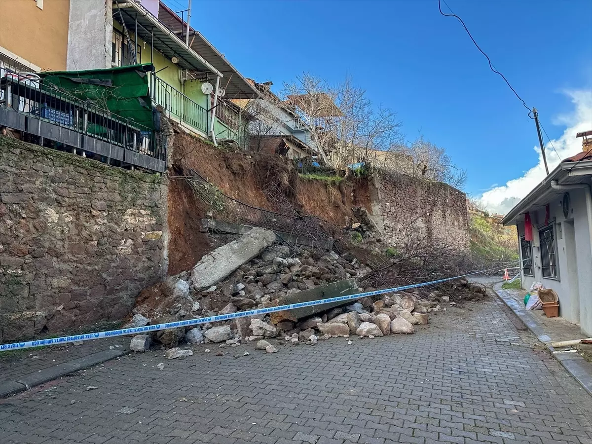 Uşak'ta İstinat Duvarı Çöküşü Nedeniyle 3 Ev Zorunlu Tahliye Edildi