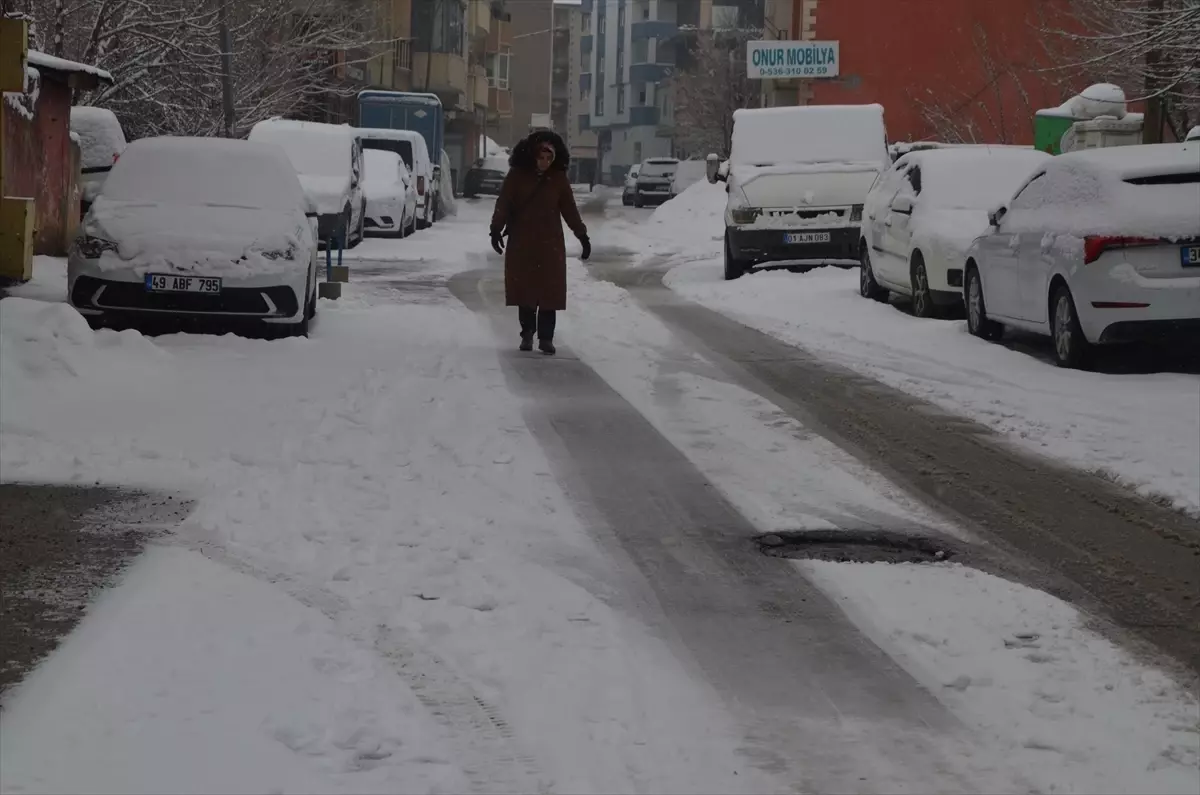 Van ve Muş'ta Şiddetli Kar Yağışıyla 68 Köyün Yolu Kapanırken Kurtarma Ekipleri Seferber Oldu