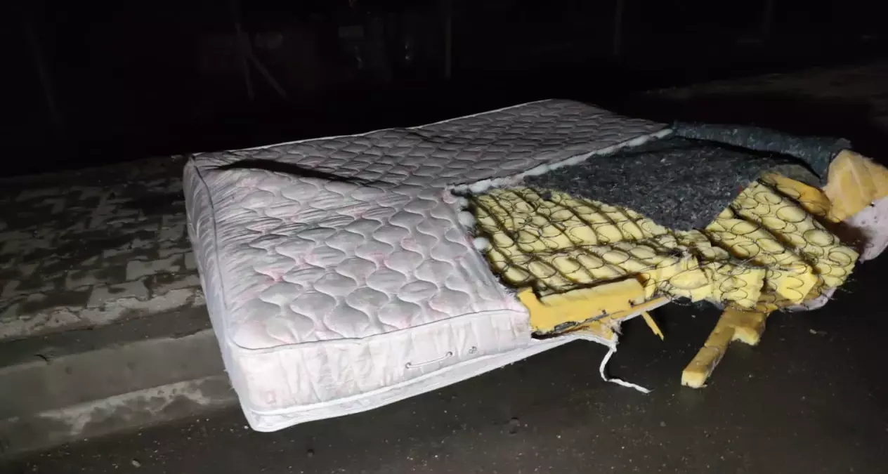 Aksaray’da Yolda Kalan Yatağa Çarpan Otomobilde Sürücü Yaralandı