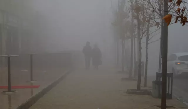 Mardin’de sisli bir kavşakta duraklayan otobüs