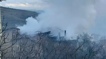 Yangının etkili olduğu iki katlı kerpiç ev