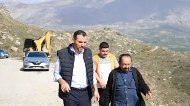 Temizlik çalışanları heyelan sonrası yol temizliğinde