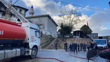 İtfaiye ekipleri yangını söndürürken