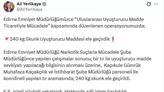 Ele geçirilen skunk'ı gösteren fotoğraf