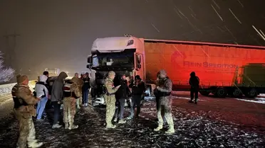 Kazada hasar gören tır ve araçlar