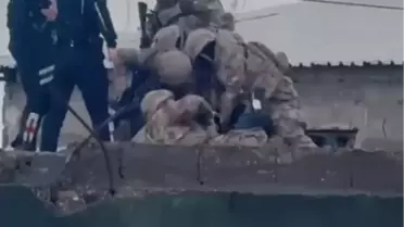 Özel Harekat biriminin çatıda müdahalesi