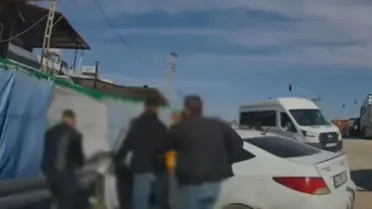 Yakalanan kaçak göçmenler ve polis ekipleri