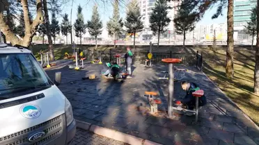 Kayseri'de yeşil alan bakım ekipleri