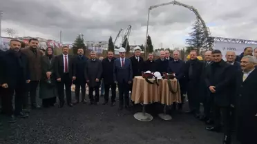 Mezar başında çiçekler ve çelenkler