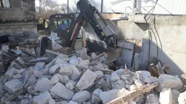 Yıkım sonrası kalan yapı kalıntıları