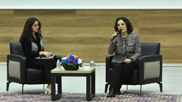 Söyleşi sırasında Hülya Koçyiğit’in fotoğrafı