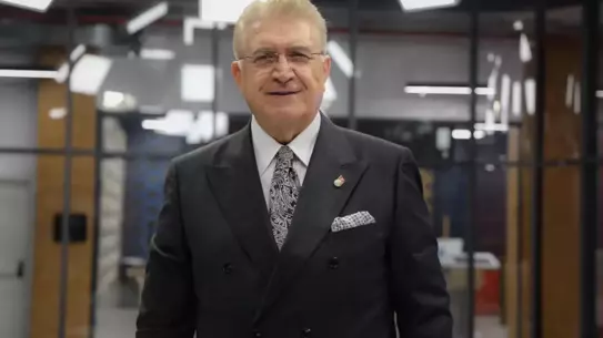 Sigara içen bir kişi ve çevresi