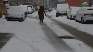 Kar altında kapalı yol görüntüsü