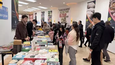 Kitap Fuarda Sergilenen Kitaplar ve Standlar