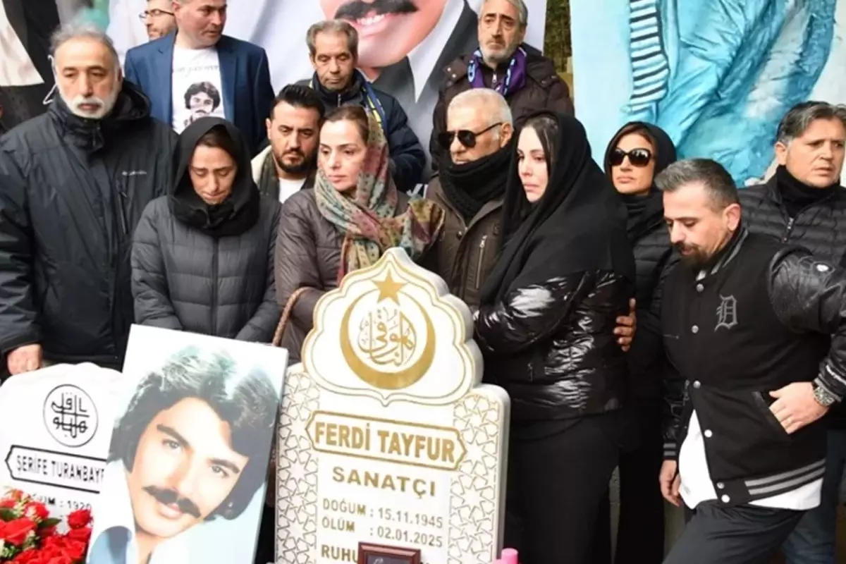 Ferdi Tayfur'un Mezarı Başında Çekilen Fotoğraf Torununu Şaşkına Çevirdi