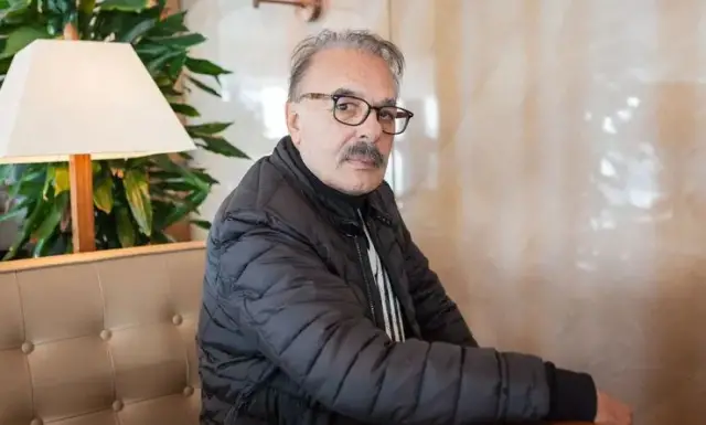 Mezar önünde toplanan kalabalık