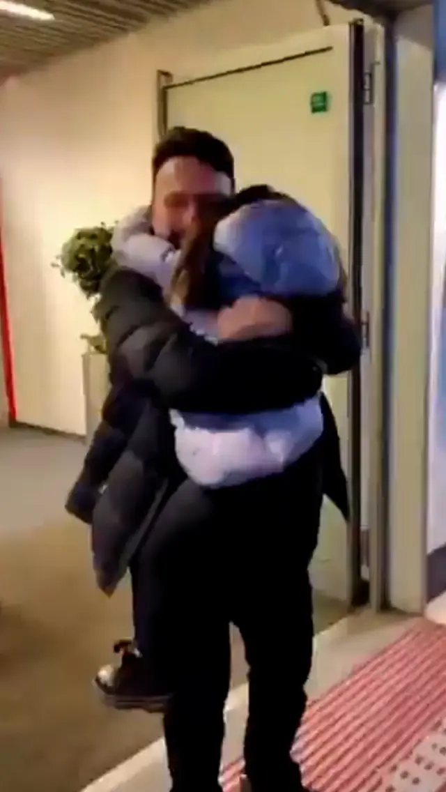 Konser izleyicileri ve ışık gösterisi