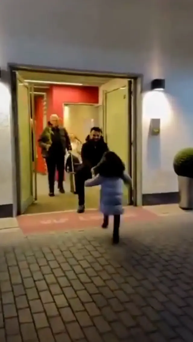 Tarkan sahnede mikrofonla