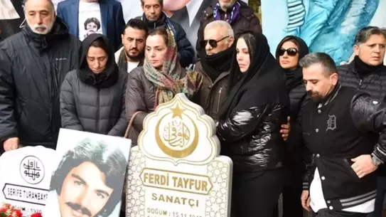 Ferdi Tayfur'un Mezarı Başında Çekilen Fotoğraf Torununu Şaşkına Çevirdi
