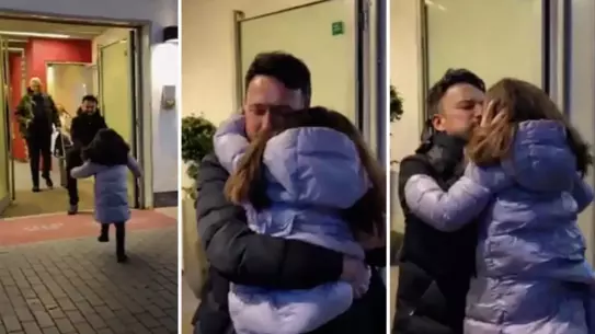 Tarkan sahnede enerjik performans sergiliyor