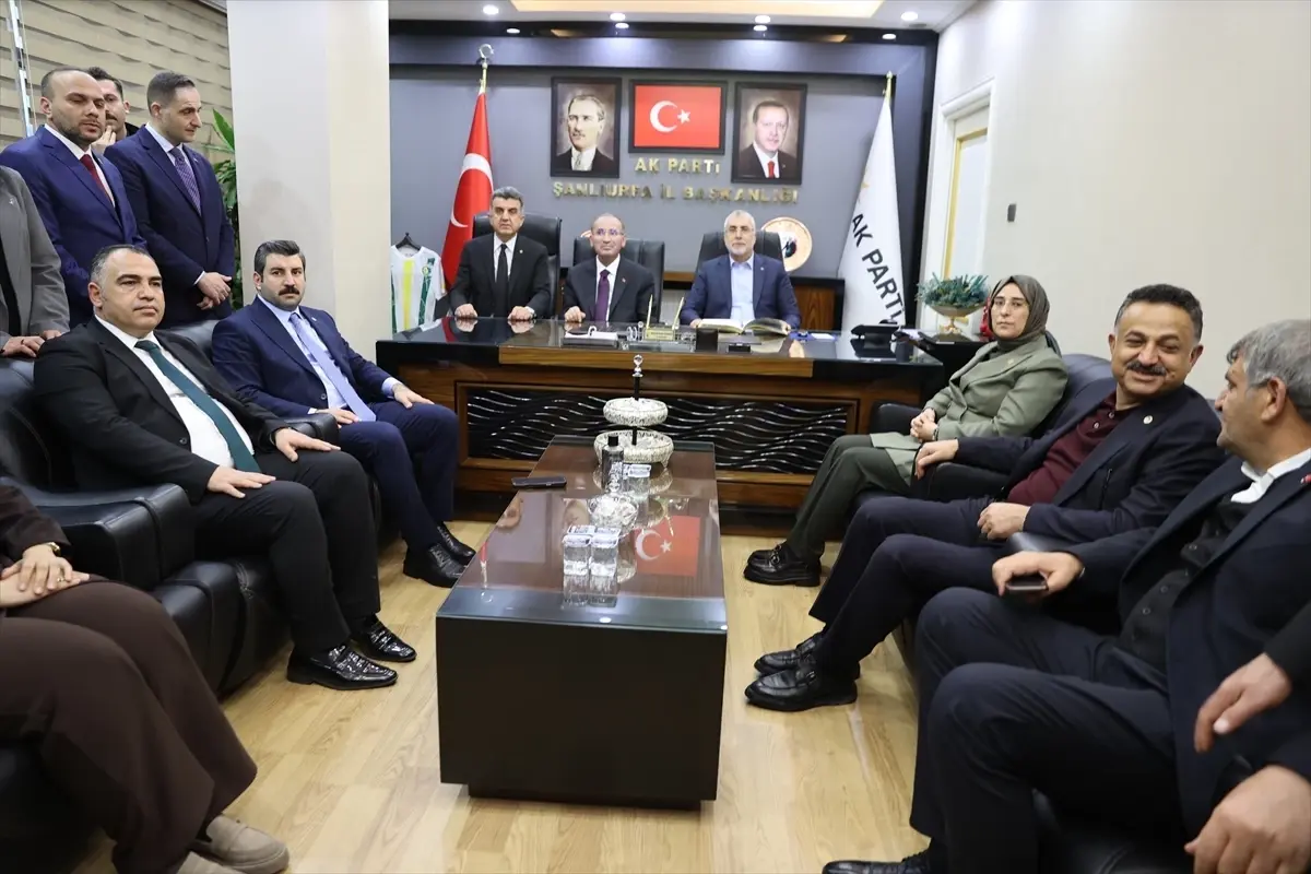 Çalışma Bakanı Vedat Işıkhan Şanlıurfa’da AK Parti İl Başkanlığı’nı Ziyaret Etti