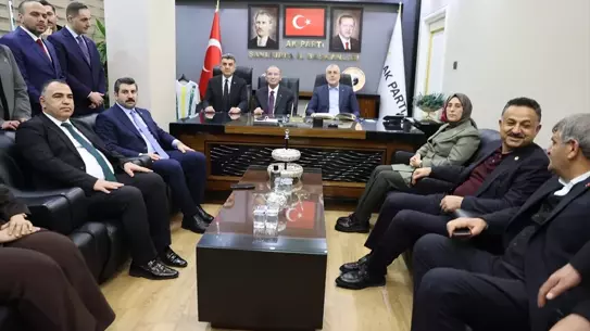 Ziyaret sırasında Bakan Işıkhan ile yerel yetkililer