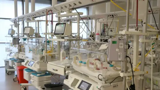 Ameliyat sonrası iyileşen bebek