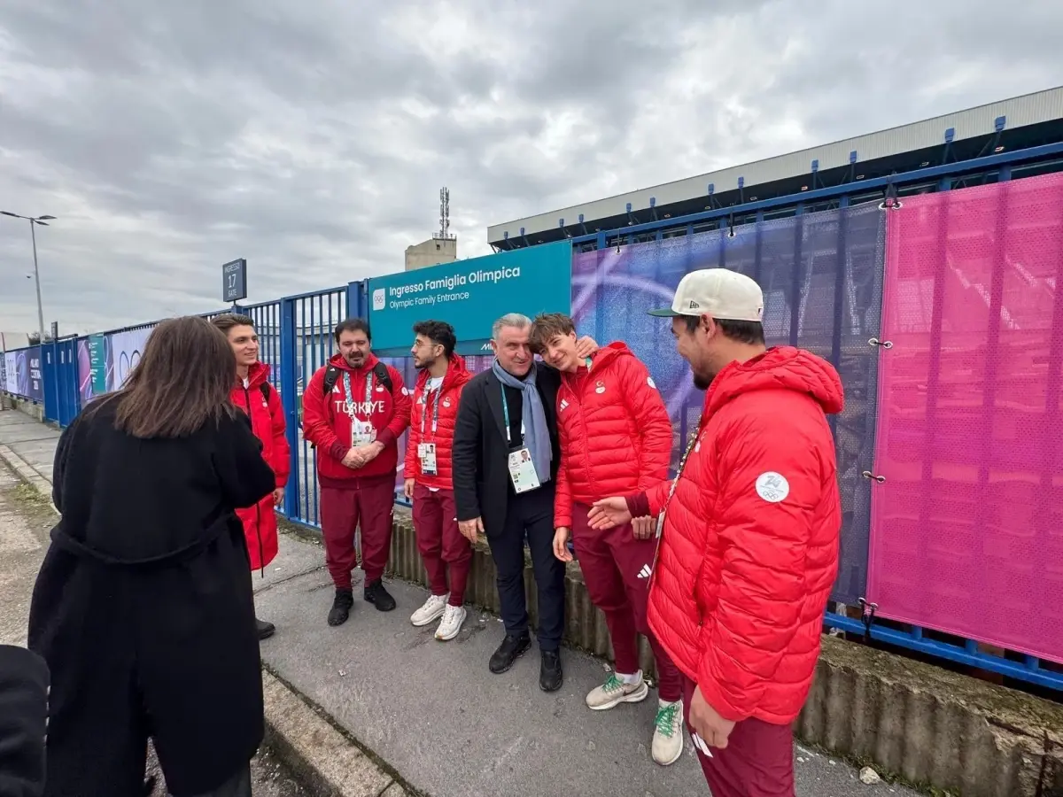 Gençlik ve Spor Bakanı Osman Aşkın Bak, 2026 Kış Olimpiyatları'nda Milli Takımı İtalya'da Karşıladı