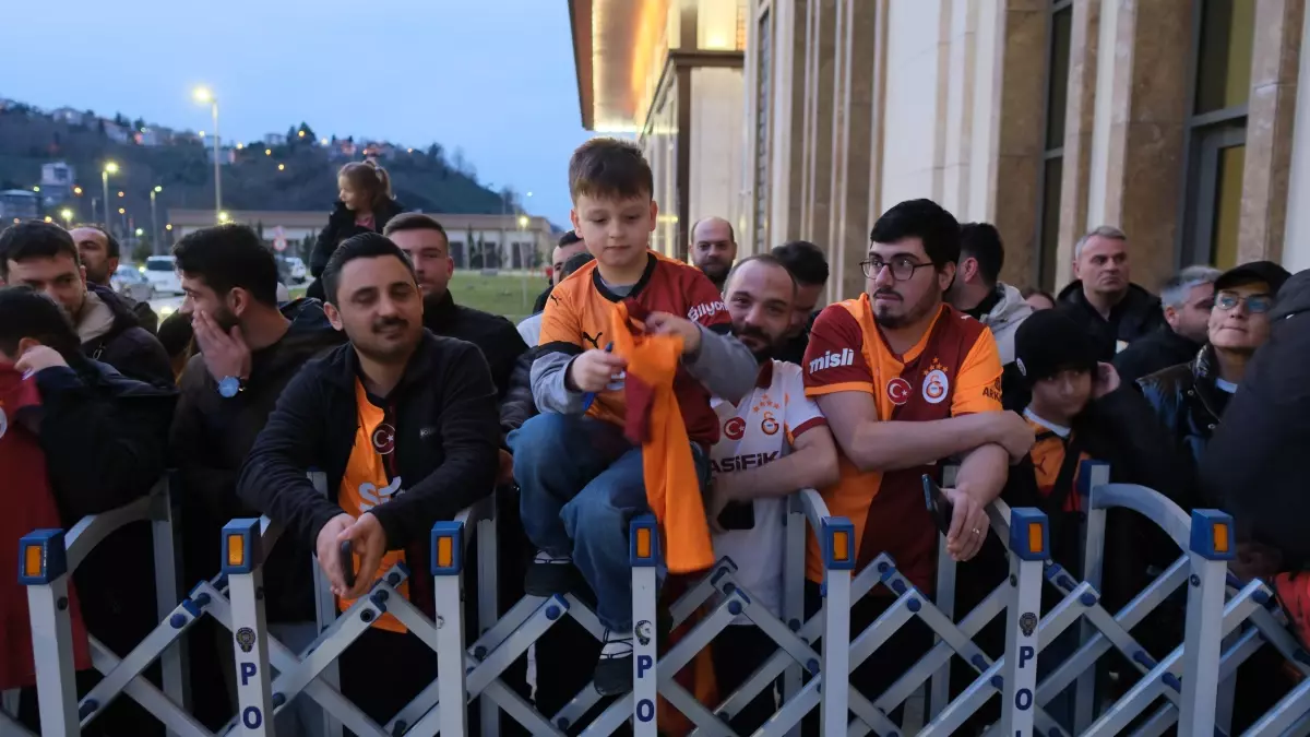 Galatasaray Takımı Rize’ye Geldi: Taraftarlar Coşkulu Karşıladı