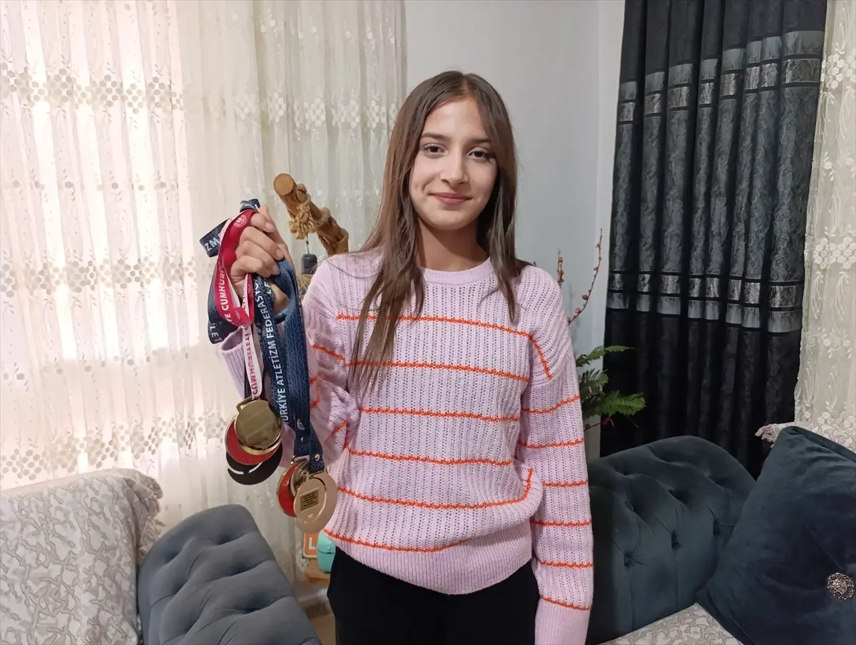 13 Yaşındaki Emine Elif Özer, Sırıkla Atlama Rekorunu Kırdı