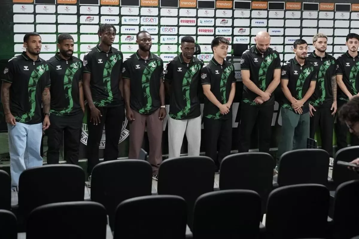 Sakaryaspor, Transfer Döneminin Son Gününde 13 Yeni Futbolcuyu Kadrosuna Katladı