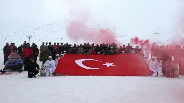 Muş Kar Festivali ana sahnesinde renkli ışıklar ve genç sporcular