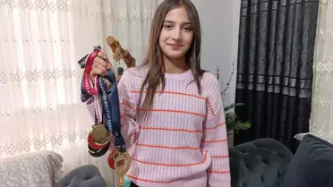 13 Yaşındaki Emine Elif Özer, Sırıkla Atlama Rekorunu Kırdı