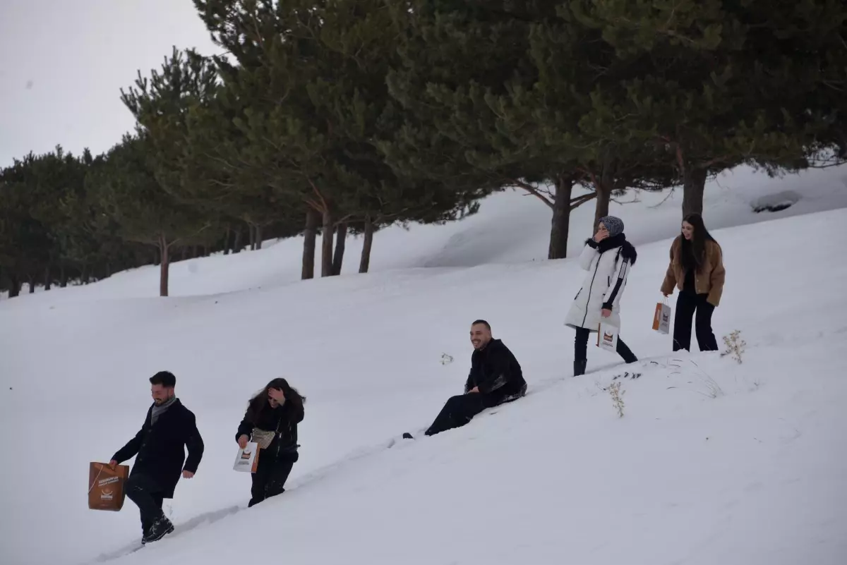 Erzurum'un Karla Kaplı Ormanında Gençler Kuşlara Yem Bıraktı