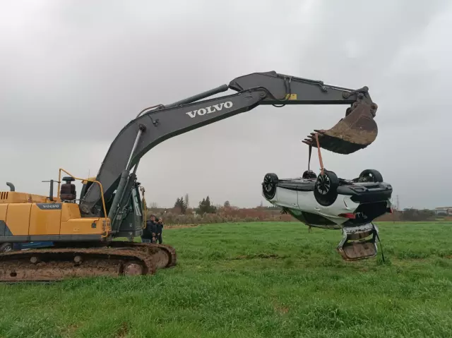 Kaza yerinde polis memurları